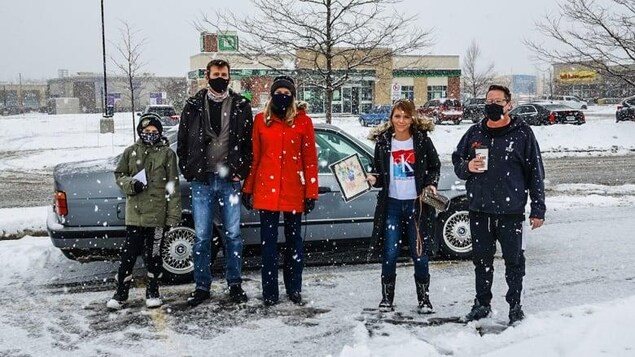 Cinq personnes sous la neige.