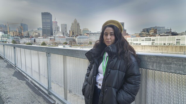 Ashley Torres, une militante pour la justice climatique, pose dans le Vieux-Port de Montréal.