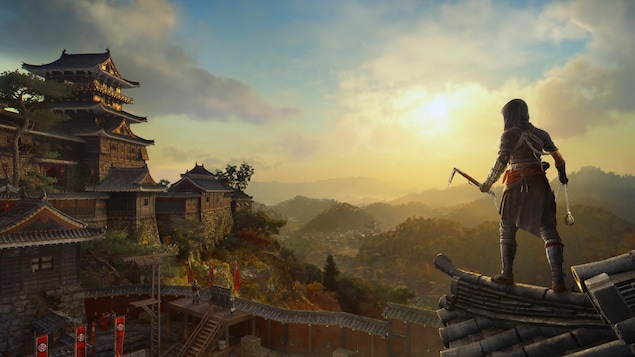 Un personnage de jeu vidéo armé contemple un paysage bucolique.