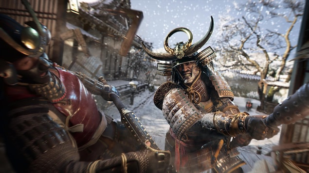 Un samouraï s'attaque à un ennemi dans un jeu vidéo, lors d'une journée enneigée. 