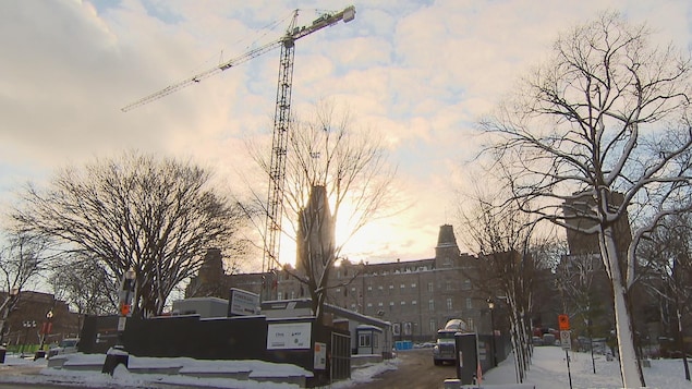 Une immense grue a été érigée devant l'Assemblée nationale du Québec en vue de la construction d'un futur pavillon d'accueil.