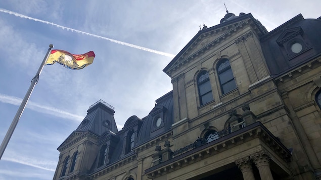 Le bâtiment de l'Assemblée législative à Fredericton, avec le drapeau du Nouveau-Brunswick.