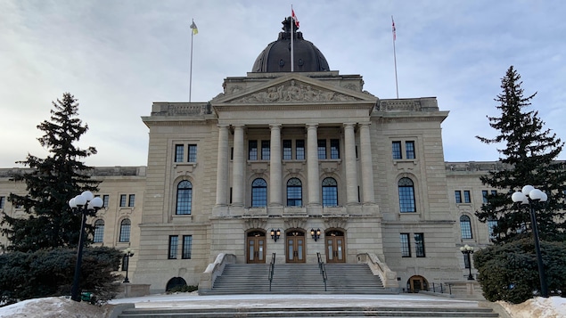 À Regina, l'extérieur du bâtiment de l'Assemblée législative de la Saskatchewan sous un ciel partiellement nuageux