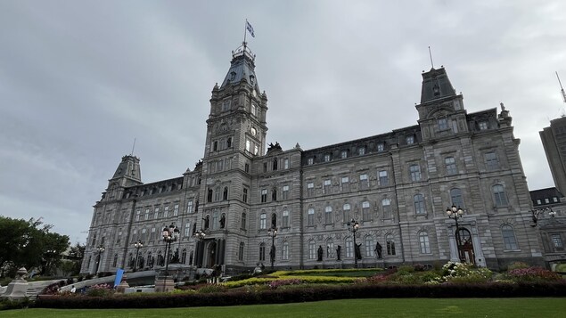 La façade de l'Assemblée nationale du Québec.