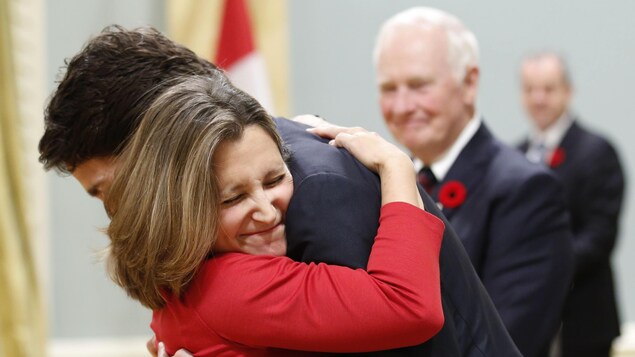 Une photo du premier ministre Justin Trudeau félicitant la ministre Chrystia Freeland lors de son assermentation. Une photo du premier ministre Justin Trudeau félicitant la ministre Chrystia Freeland lors de son assermentation.