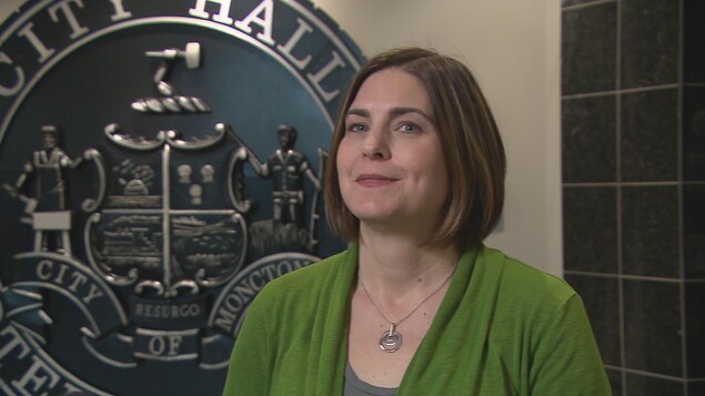 Une femme à l'Hôtel de Ville de Moncton. Une femme à l'Hôtel de Ville de Moncton.