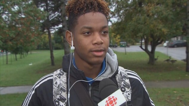 Ryan Cannenterre répond aux questions d'une journaliste sur la rue. Ryan Cannenterre répond aux questions d'une journaliste sur la rue.