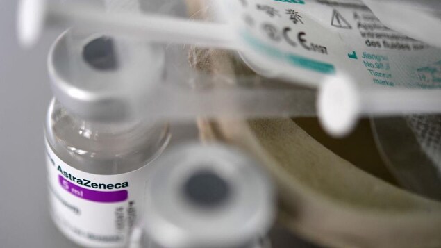 Une fiole contenant des doses du vaccin d'AstraZeneca.