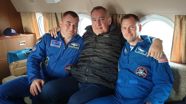 Le directeur de Roskosmos, Dmitri Rogozine, en compagnie des deux astronautes Alexeï Ovtchinine et Nick Hague. Le directeur de Roskosmos, Dmitri Rogozine, en compagnie des deux astronautes Alexeï Ovtchinine et Nick Hague.