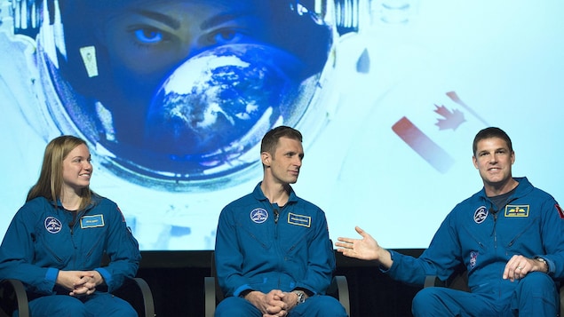 Jennifer Sidey (gauche) et Joshua Kutryk (centre) lors de leur passage à l'Agence spatiale canadienne, le mardi 4 juillet, à Longueuil. La conversation était animée par l'astronaute Jeremy Hansen.