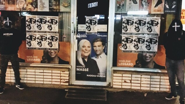 Des affiches d'Atalante ont été collées sur les vitres et la porte du local électoral de la candidate de Québec solidaire dans Bourget, Marlène Lessard. Des affiches d'Atalante ont été collées sur les vitres et la porte du local électoral de la candidate de Québec solidaire dans Bourget, Marlène Lessard.