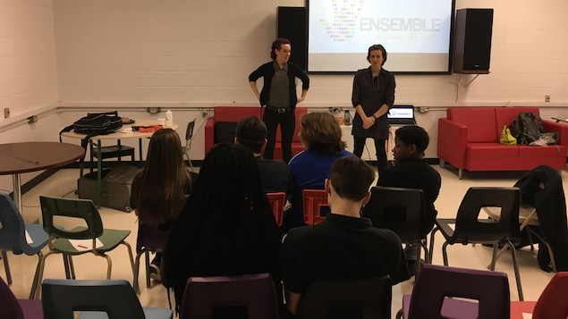 Valentina Solkin et Audrey Hachey en compagnie d'un petit groupe d'élèves Valentina Solkin et Audrey Hachey en compagnie d'un petit groupe d'élèves