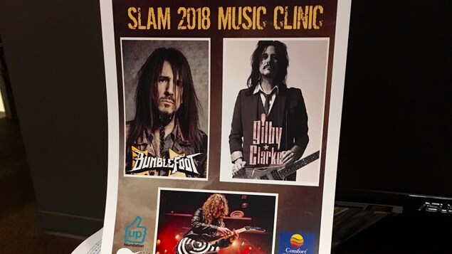 Des affiches de l'atelier guitare avec les photos des trois guitaristes qui l'anime. Des affiches de l'atelier guitare avec les photos des trois guitaristes qui l'anime.