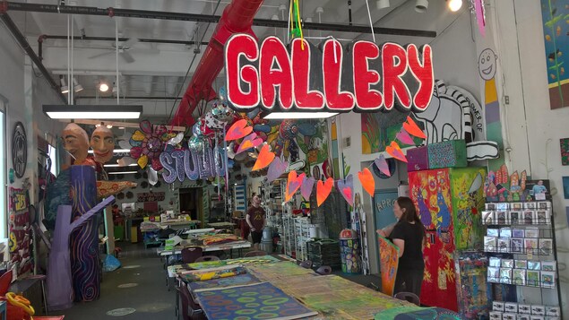 Dans l'atelier Passion Works, de nombreuses oeuvres artistiques sont accrochées au mur ou placées sur de longues tables.
Dans l'atelier Passion Works, de nombreuses oeuvres artistiques sont accrochées au mur ou placées sur de longues tables.