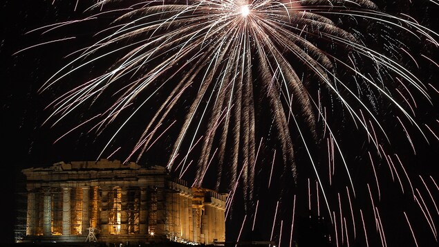 Le Parthénon brille sous les éclats des feux d'artifice. Le Parthénon brille sous les éclats des feux d'artifice.