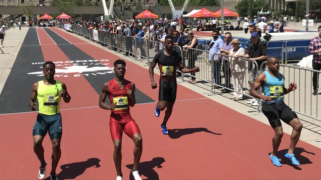 Des sprinteurs au fil d'arrivée d'une course de 60 mètres. Des sprinteurs au fil d'arrivée d'une course de 60 mètres.