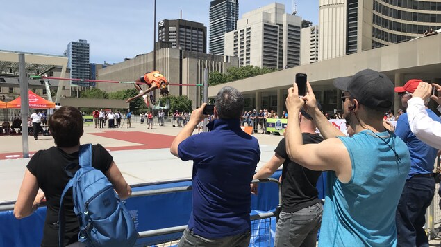 Des centaines de Torontois sont venus voir les athlètes à l'entraînement sur l'heure du midi. Des centaines de Torontois sont venus voir les athlètes à l'entraînement sur l'heure du midi.