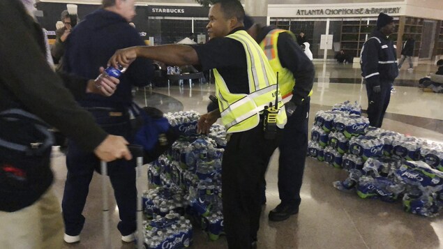Distribution de bouteilles d'eau à l'aéroport d'Atlanta. Distribution de bouteilles d'eau à l'aéroport d'Atlanta.