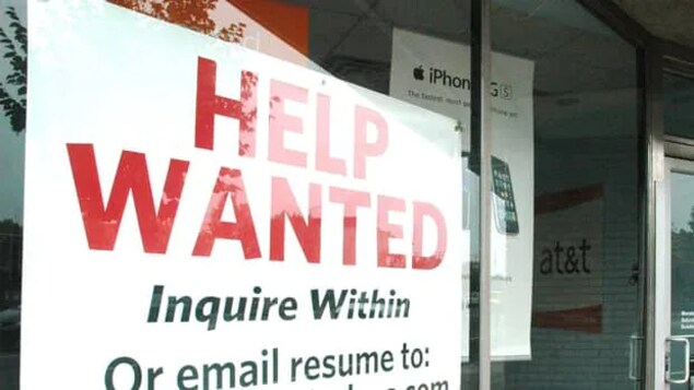 Isang sign sa labas ng tindahan na nagsasabing help wanted.