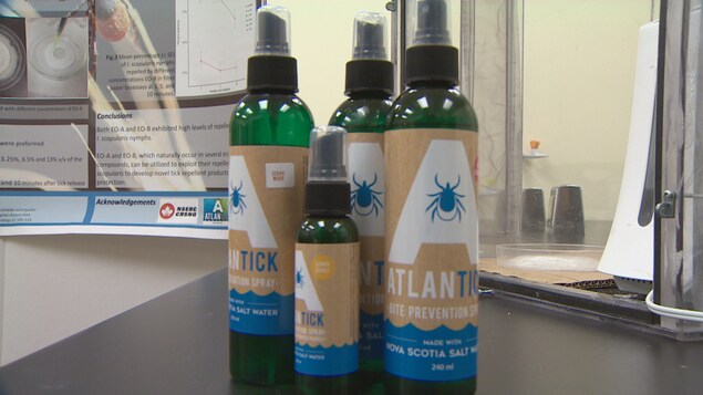 Quatre bouteilles de répulsif AtlanTick sur la table d'un laboratoire. Quatre bouteilles de répulsif AtlanTick sur la table d'un laboratoire.