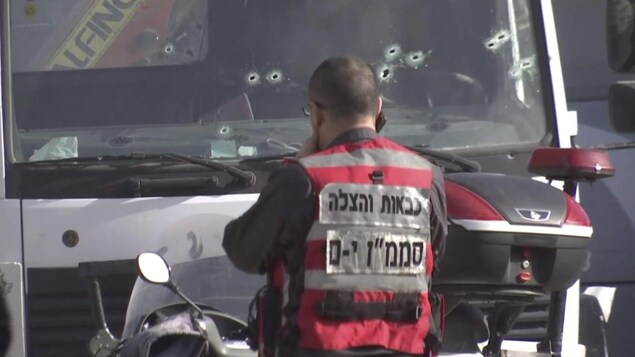 Un policier devant le camion qui a servi à l'attaque sur la promenade d'Armon Hanatziv à Jérusalem Un policier devant le camion qui a servi à l'attaque sur la promenade d'Armon Hanatziv à Jérusalem