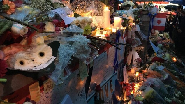 Des fleurs et des messages à un mémorial. Des fleurs et des messages à un mémorial.