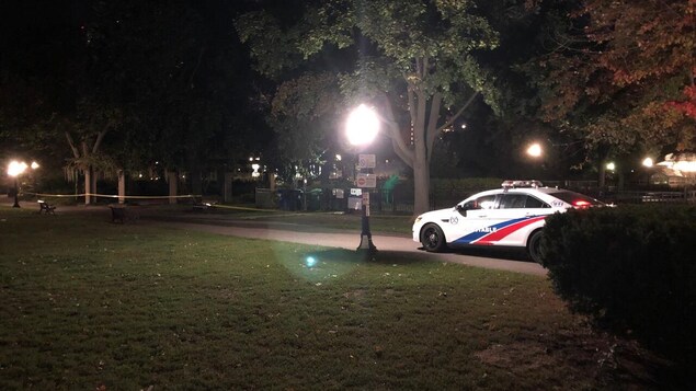 Une voiture de police dans le parc Allen Gardens.