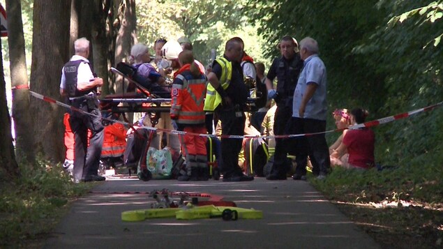 Les pompiers assistent les passagers d'un bus à Lübeck, dans le nord de l'Allemagne, le vendredi 20 juillet 2018 après qu'un homme a attaqué des personnes à l'intérieur. Les pompiers assistent les passagers d'un bus à Lübeck, dans le nord de l'Allemagne, le vendredi 20 juillet 2018 après qu'un homme a attaqué des personnes à l'intérieur.