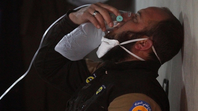 Un homme respire à l'aide d'un masque à oxygène, à la suite d'une possible attaque au gaz chimique à Khan Sheikhoun, en Syrie.