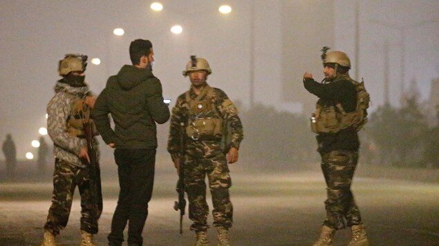 Les forces de sécurité afghanes surveillent les lieux de l'attaque, le 20 janvier 2018. Les forces de sécurité afghanes surveillent les lieux de l'attaque, le 20 janvier 2018.