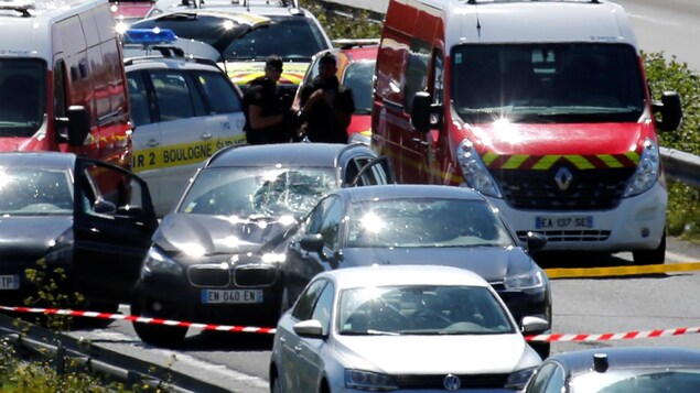 Les autorités encerclent la BMW qui a percuté un groupe de soldats à Levallois-Perret, en France. Les autorités encerclent la BMW qui a percuté un groupe de soldats à Levallois-Perret, en France.