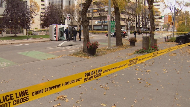 Des policiers d'Edmonton devant un camion U Haul renversé Des policiers d'Edmonton devant un camion U Haul renversé