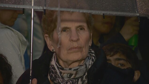 La première ministre Kathleen Wynne sous un parapluie La première ministre Kathleen Wynne sous un parapluie