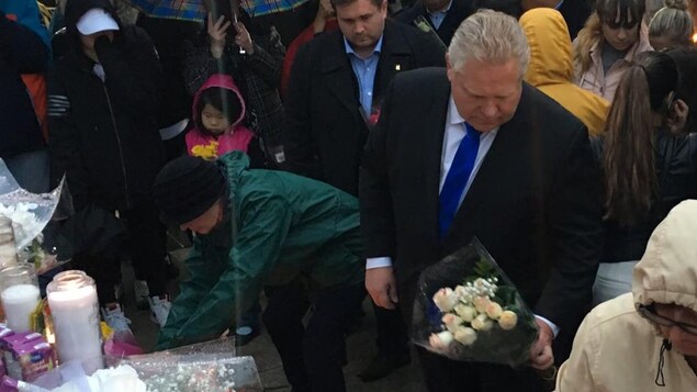 Le chef conservateur Doug Ford dépose un bouquet de roses. Le chef conservateur Doug Ford dépose un bouquet de roses.