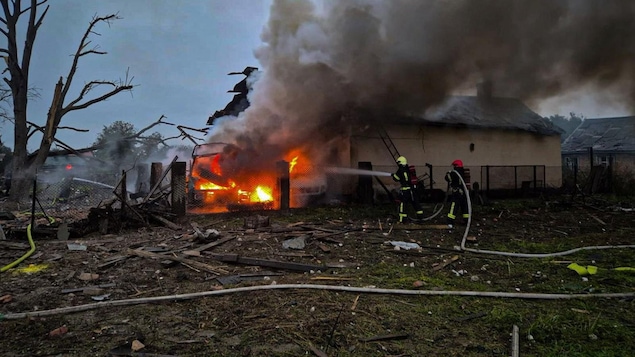 Des frappes russes font cinq morts en Ukraine; la Pologne surveille son espace aérien