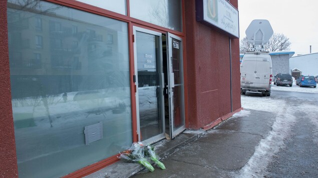 Des fleurs ont été déposées à l'entrée de la grande mosquée de Québec.