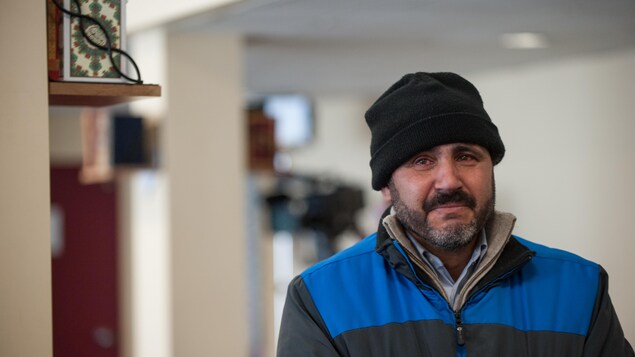 Ezzeddine Derbali, très ému sur les lieux de l'attaque, le Centre culturel islamique de Québec.