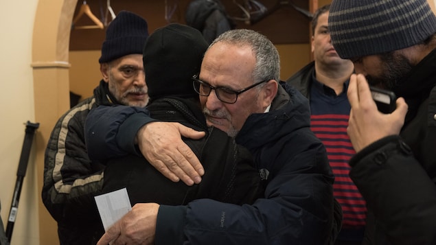 Des membres de la communauté musulmane de Québec reviennent à la mosquée. Des membres de la communauté musulmane de Québec reviennent à la mosquée.