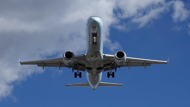 Un avion atterrit à l'aéroport Pearson de Toronto.