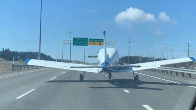 Un Petit Avion Se Pose D X27 Urgence Sur L X27 Autoroute Felix Leclerc A Cap Rouge