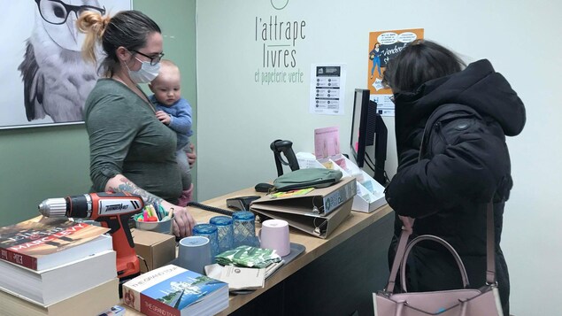 La propriétaire qui vend des produits.