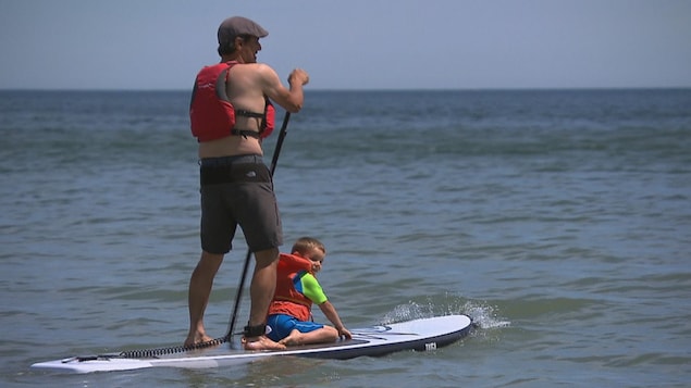La proximité de l'eau permettra aux visiteurs de pratiquer des sports tels la planche à pagaie. La proximité de l'eau permettra aux visiteurs de pratiquer des sports tels la planche à pagaie.