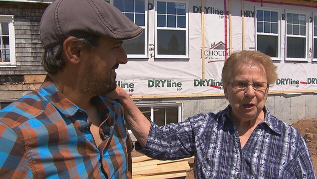 Agnès Element, bien connue sous le nom de Mamie John, a travaillé pour l'ancien propriétaire Sidney Maloney… à 85 ans elle reprend du service et accorde une entrevue avec Jean-François Tapp. Agnès Element, bien connue sous le nom de Mamie John, a travaillé pour l'ancien propriétaire Sidney Maloney… à 85 ans elle reprend du service et accorde une entrevue avec Jean-François Tapp.