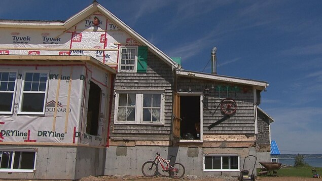 Le bâtiment a été soulevé pour ajouter une fondation solide.