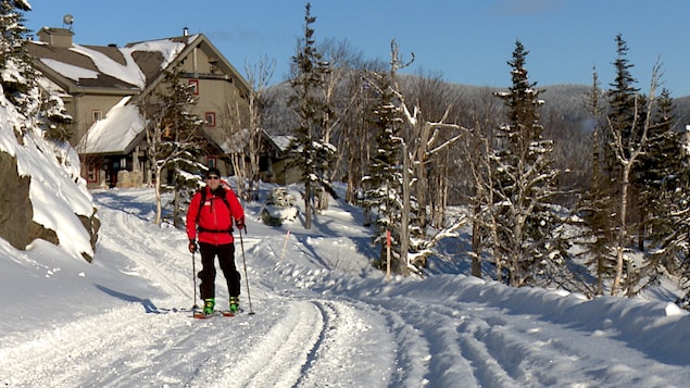 Un skieur dans les montagnes.
