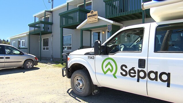 Un camion de la SÉPAQ devant l'auberge de Port-Meunier Un camion de la SÉPAQ devant l'auberge de Port-Meunier