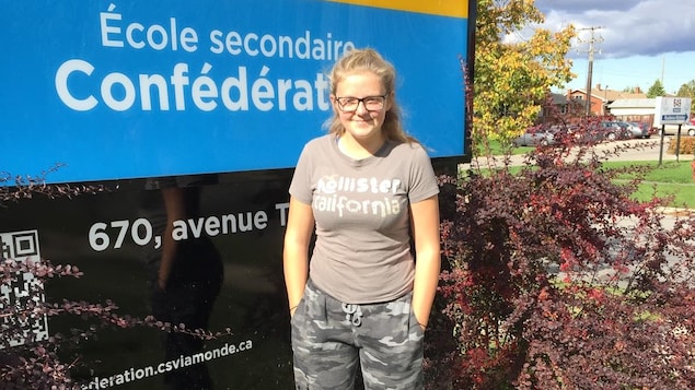 Aubrey devant le panneau de l'école à Welland Aubrey devant le panneau de l'école à Welland