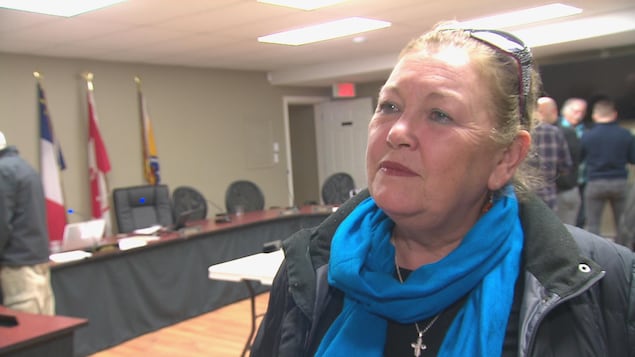 la dame en entrevue après la réunion ordinaire du conseil municipal. la dame en entrevue après la réunion ordinaire du conseil municipal.