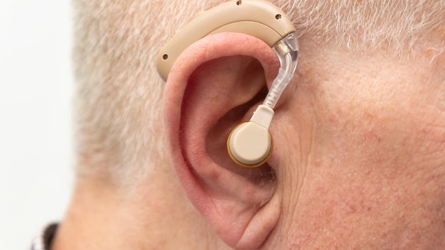 Une prothèse de l'oreille aide un aîné à mieux entendre. 