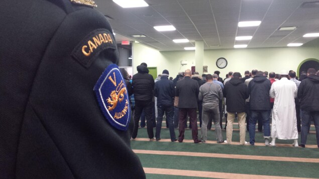 Des aumôniers militaires ont assisté à la prière du vendredi soir à la grande mosquée de Québec.